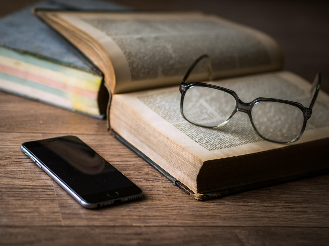 smartphone app mockup education